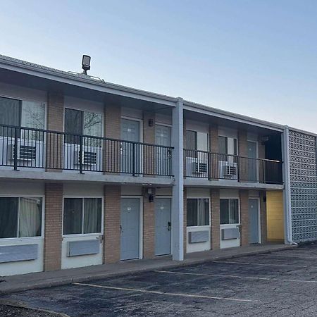 Super 8 By Wyndham Rockford South Hotel Buitenkant foto