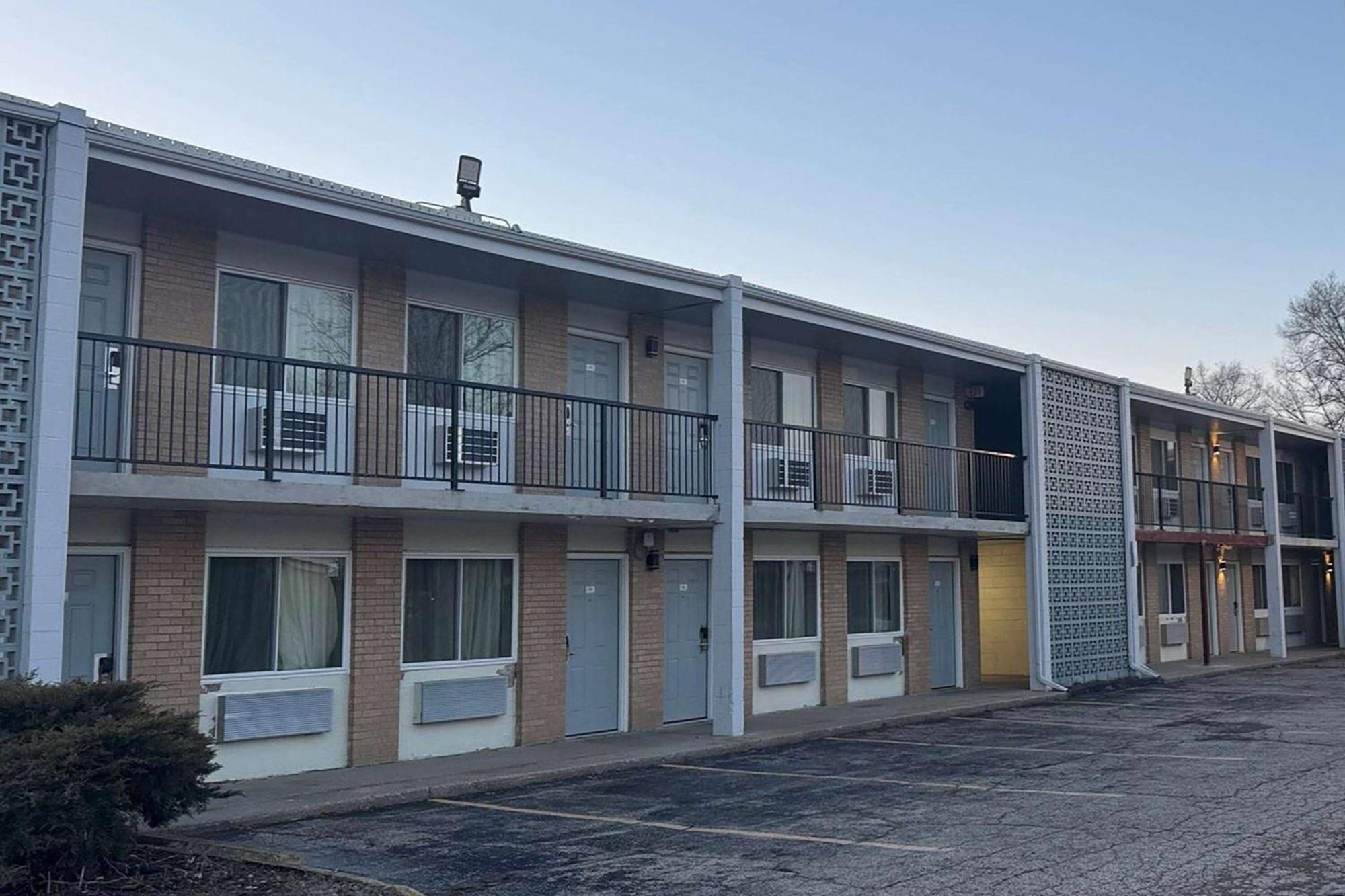 Super 8 By Wyndham Rockford South Hotel Buitenkant foto